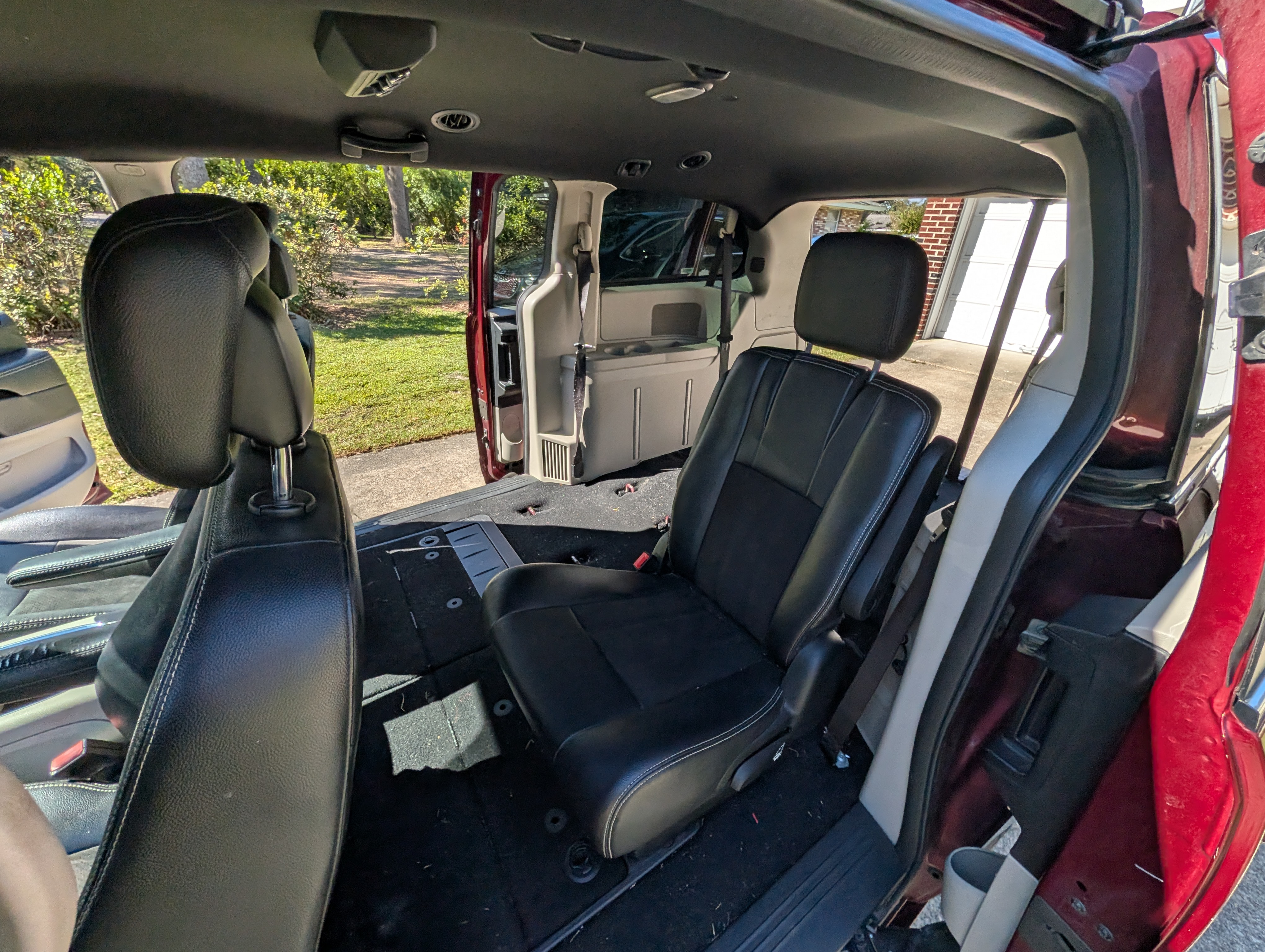 Used 2019 Dodge Grand Caravan SXT FWD image 2