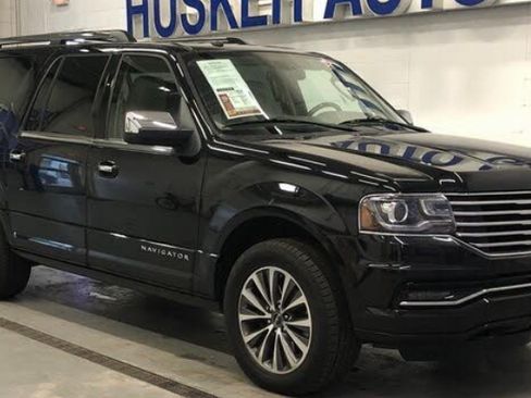 Used 2017 Lincoln Navigator L Select RWD image 14