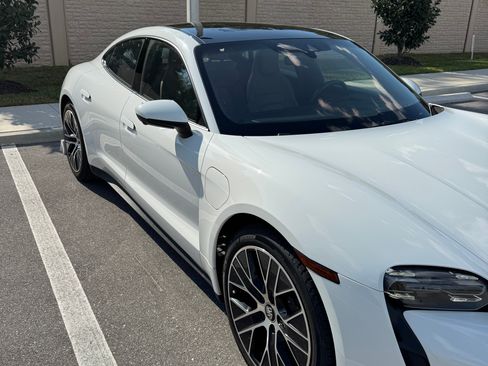 Used 2021 Porsche Taycan image 4