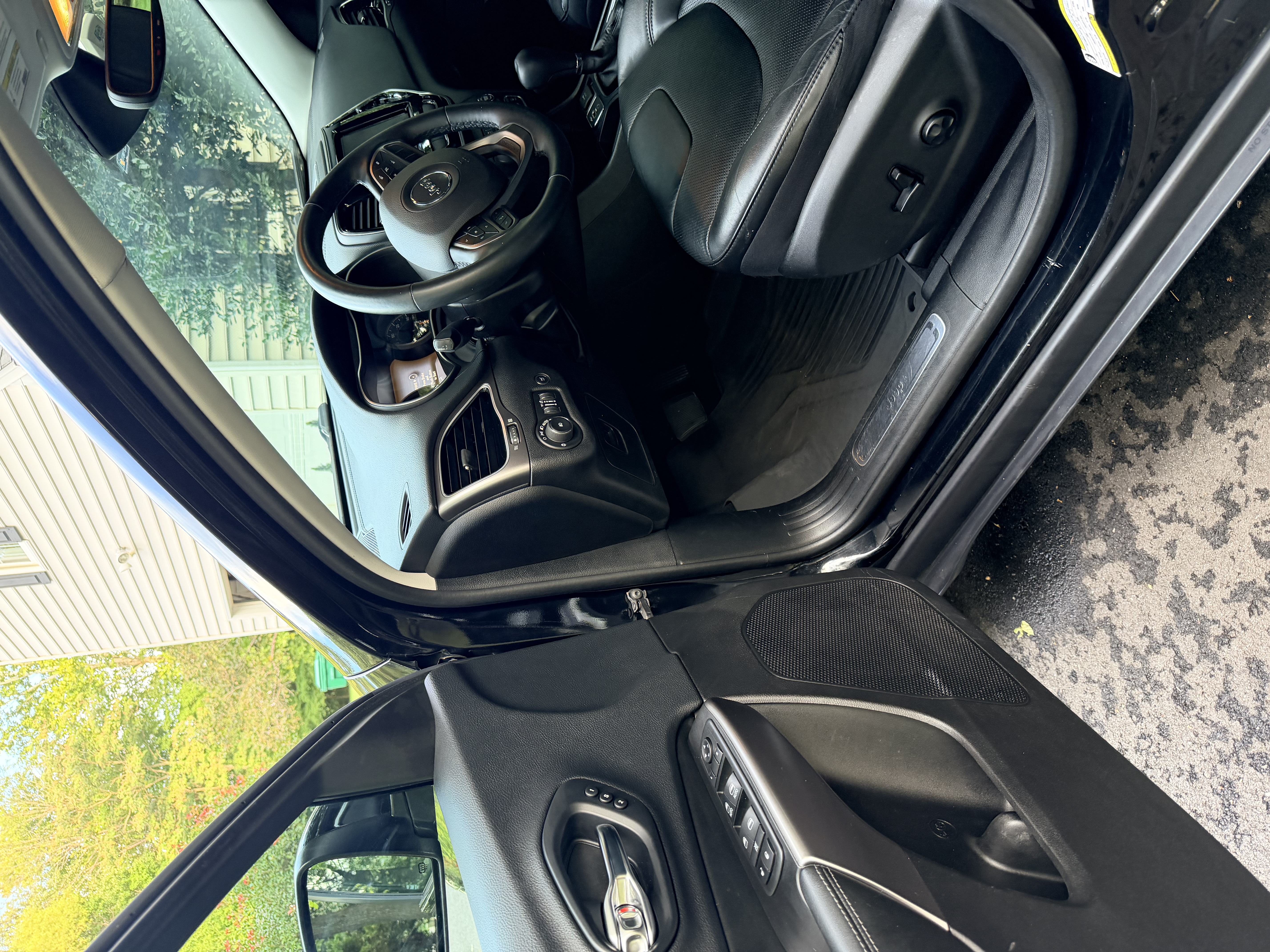Used 2019 Jeep Cherokee Limited FWD image 12