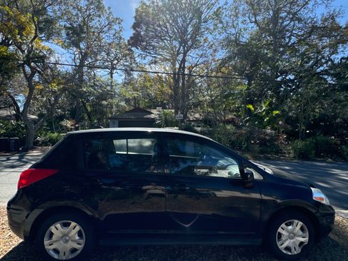 Used 2011 Nissan Versa 1.8 S image 5