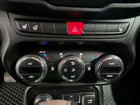 Used 2016 Jeep Renegade Latitude w/ Safety & Security Group image 22