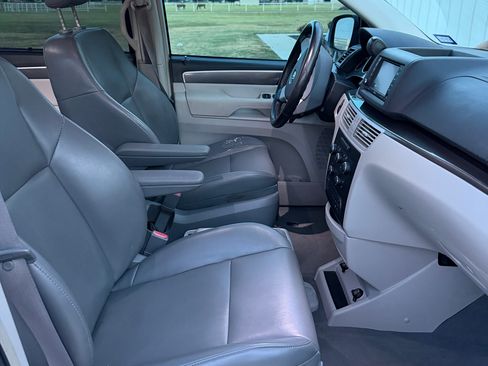 Used 2010 Volkswagen Routan SE FWD image 6