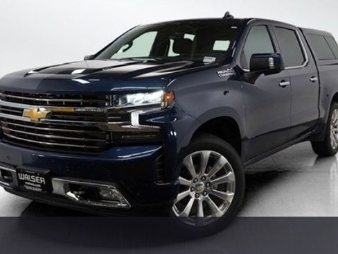 Used 2020 Chevrolet Silverado 1500 High Country w/ Technology Package AWD/4WD image 2