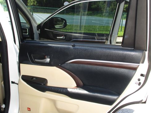 Used 2015 Toyota Highlander Limited FWD image 23