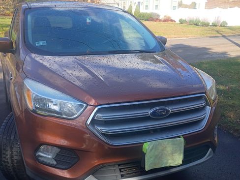 Used 2017 Ford Escape SE image 2