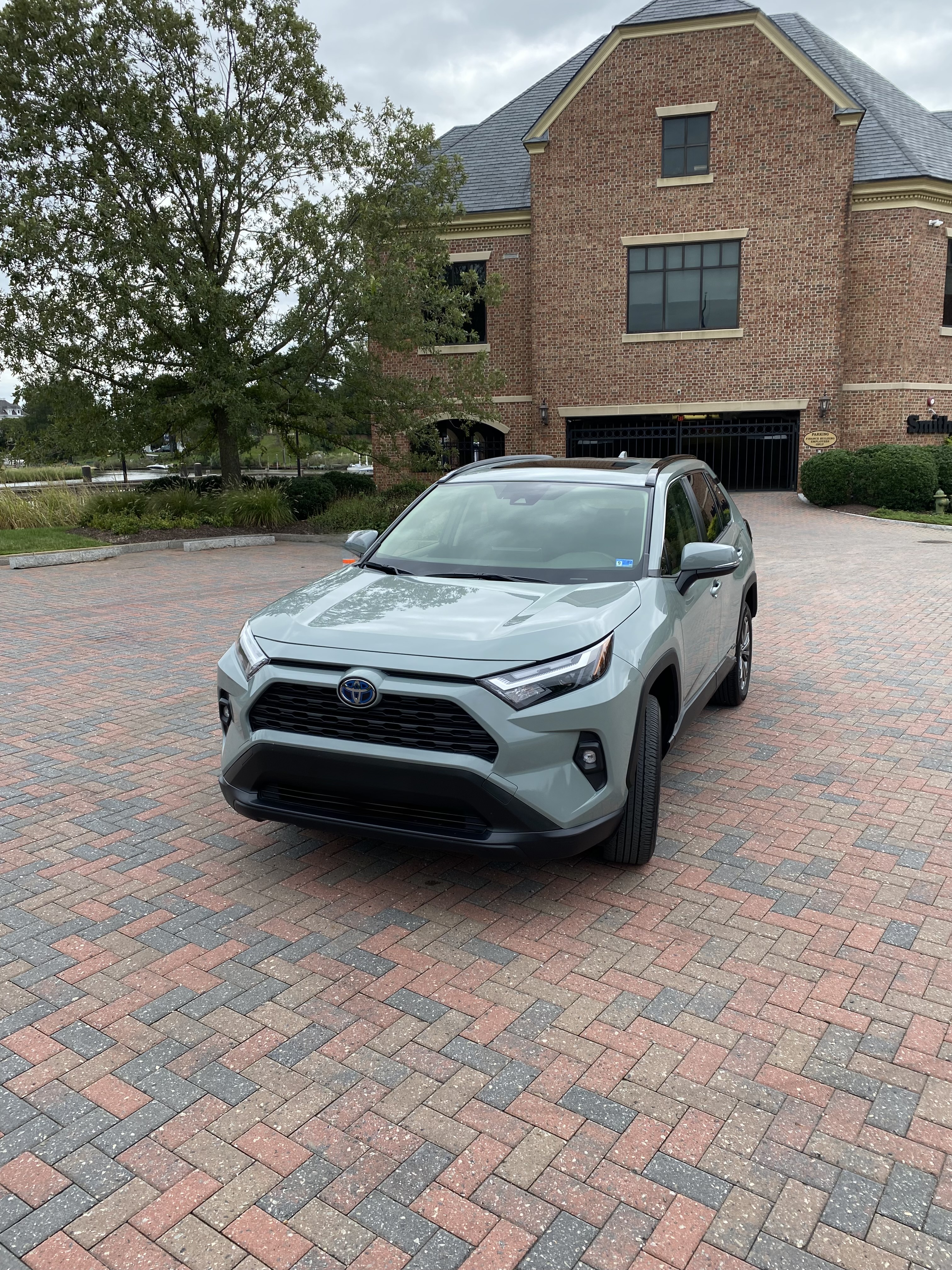 Used 2023 Toyota RAV4 XLE Premium AWD/4WD image 8