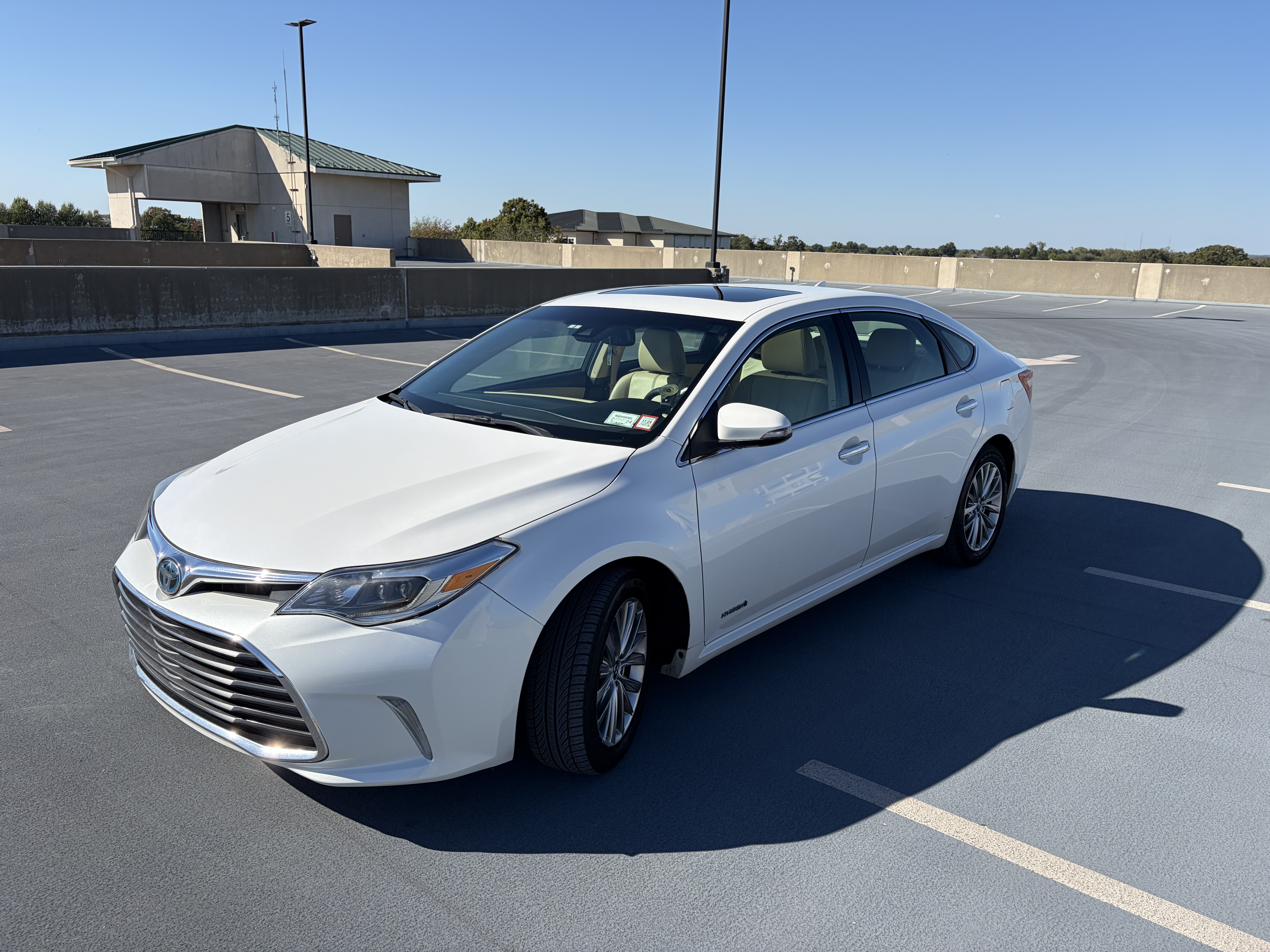 Used 2016 Toyota Avalon Limited w/ Toyota Safety Sense Package FWD image 4