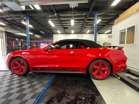 Used 2020 Ford Mustang Convertible RWD image 5