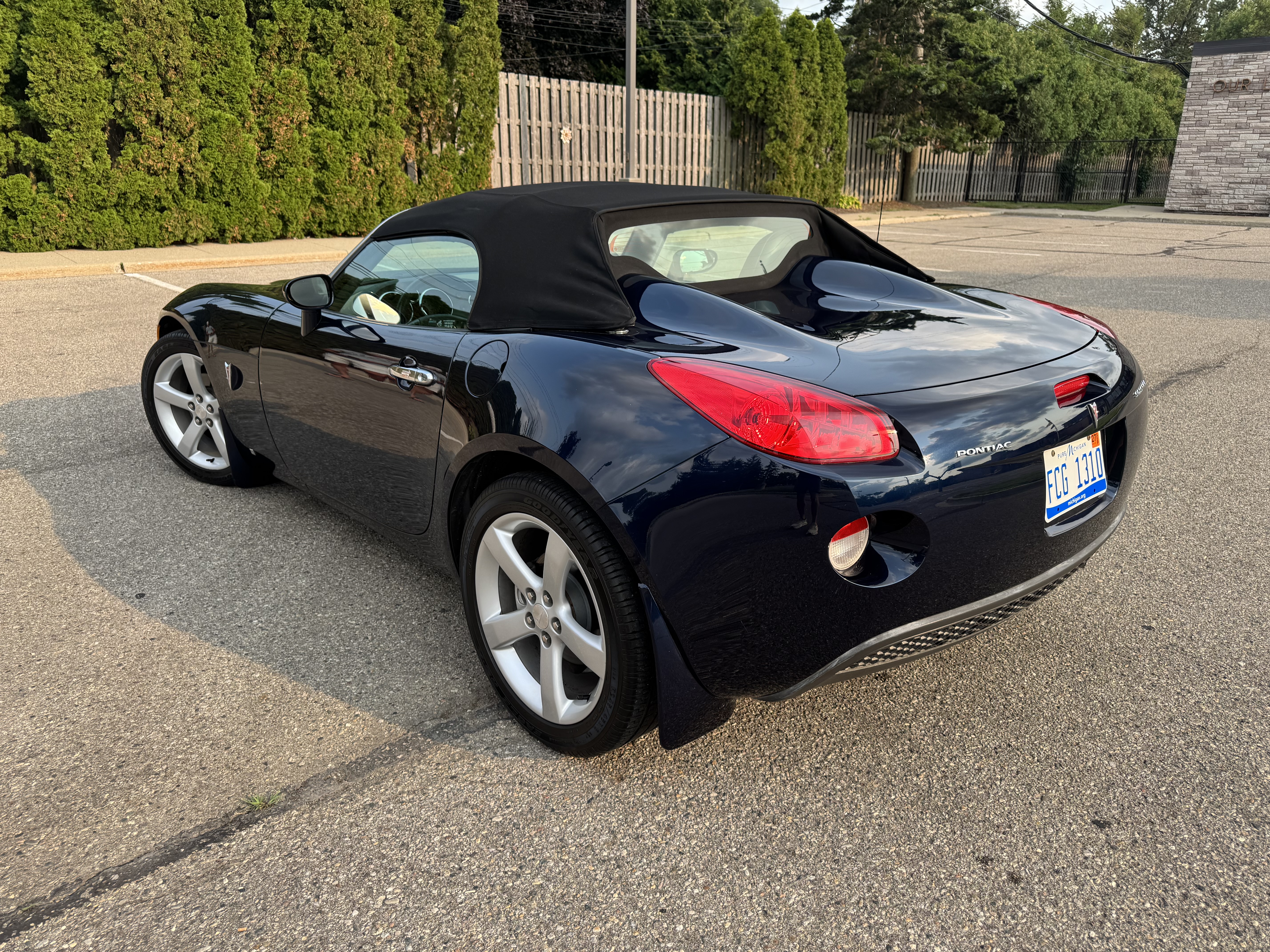 Used 2006 Pontiac Solstice Convertible w/ Premium Package RWD image 4