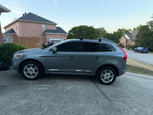 Used 2016 Volvo XC60 T5 Platinum w/ Climate Package image 2