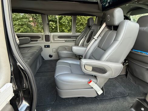 Used 2019 GMC Savana 2500 image 25