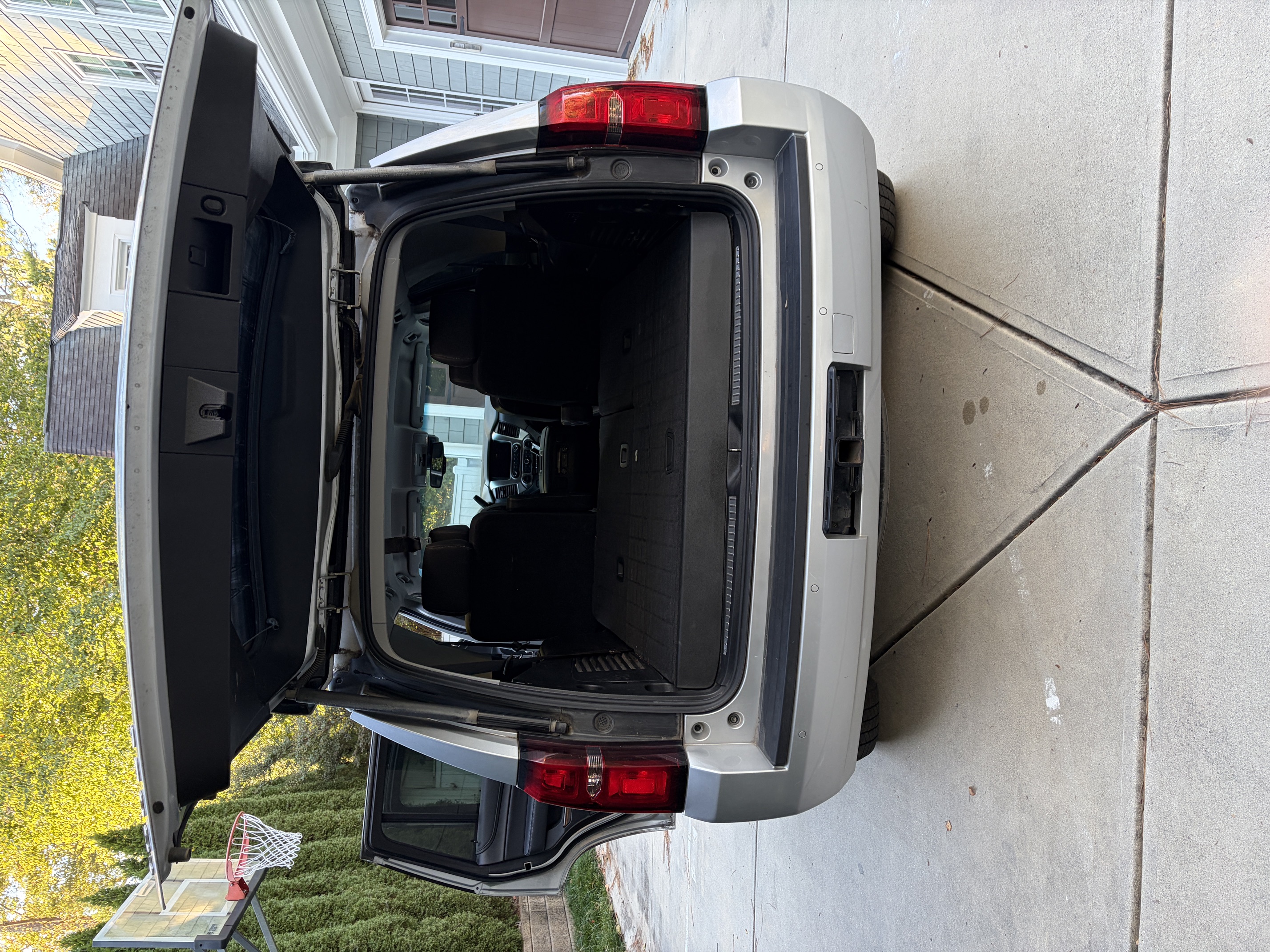 Used 2019 Chevrolet Tahoe LT w/ Luxury Package RWD image 10