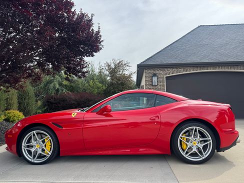 Used 2015 Ferrari California T RWD image 18