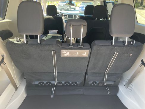 Used 2018 Chrysler Pacifica LX image 15