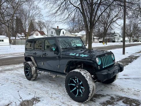 Used 2017 Jeep Wrangler Unlimited Sahara w/ Connectivity Group image 16