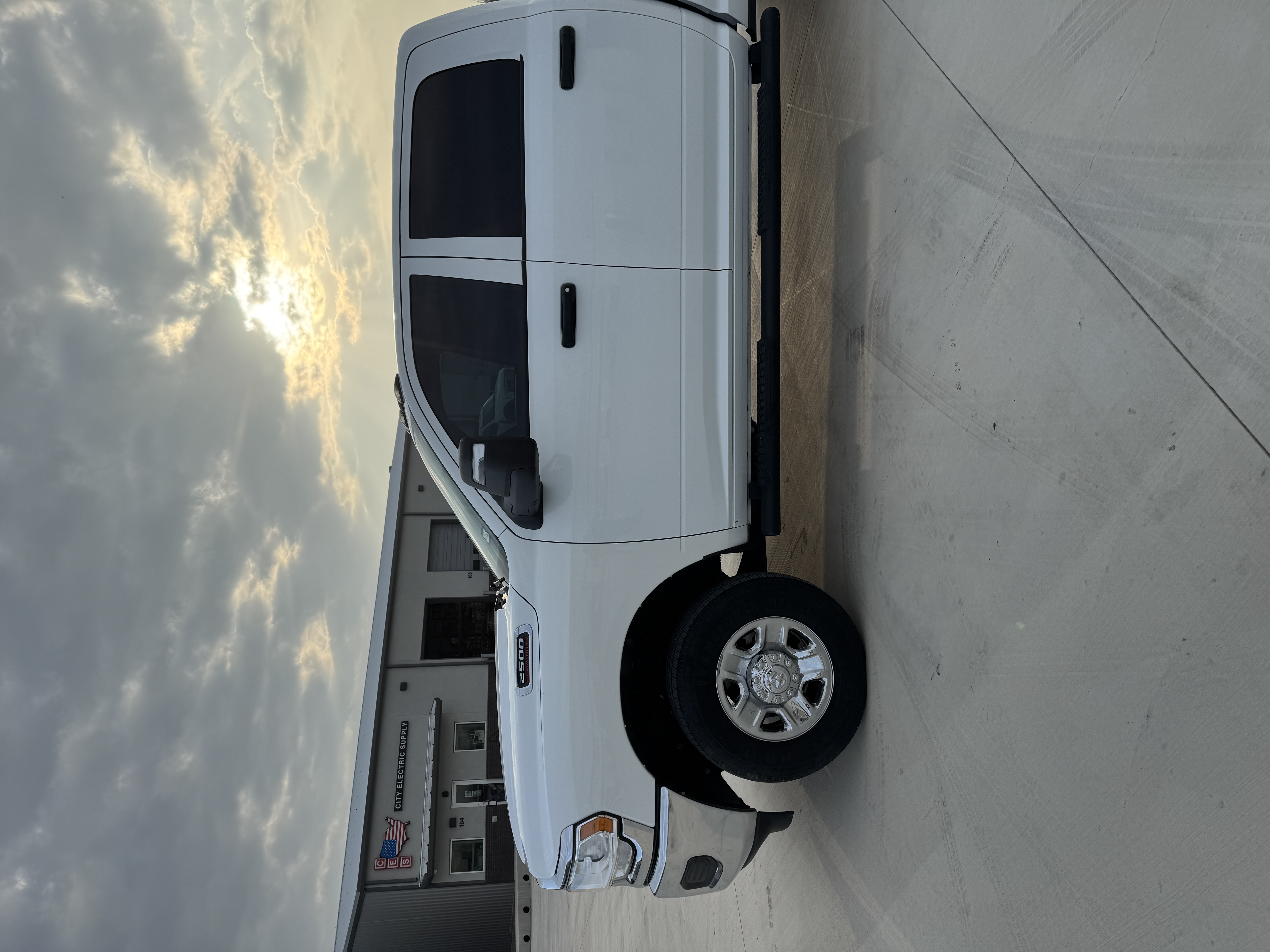 Used 2024 RAM 2500 Tradesman w/ Chrome Appearance Group AWD/4WD image 4