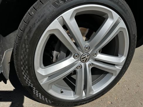 Used 2016 Volkswagen Touareg Sport image 30