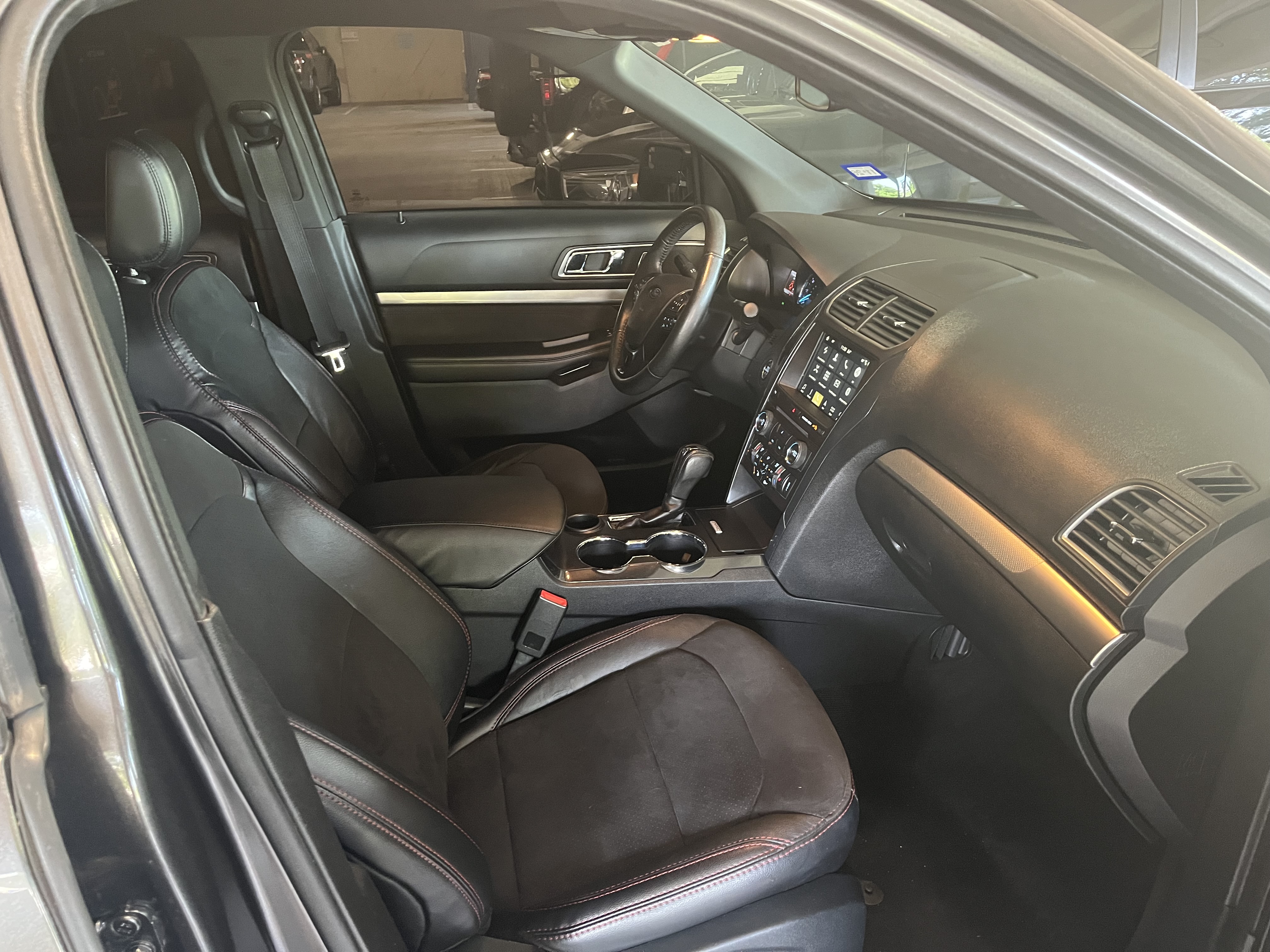 Used 2018 Ford Explorer XLT w/ Equipment Group 202A FWD image 22
