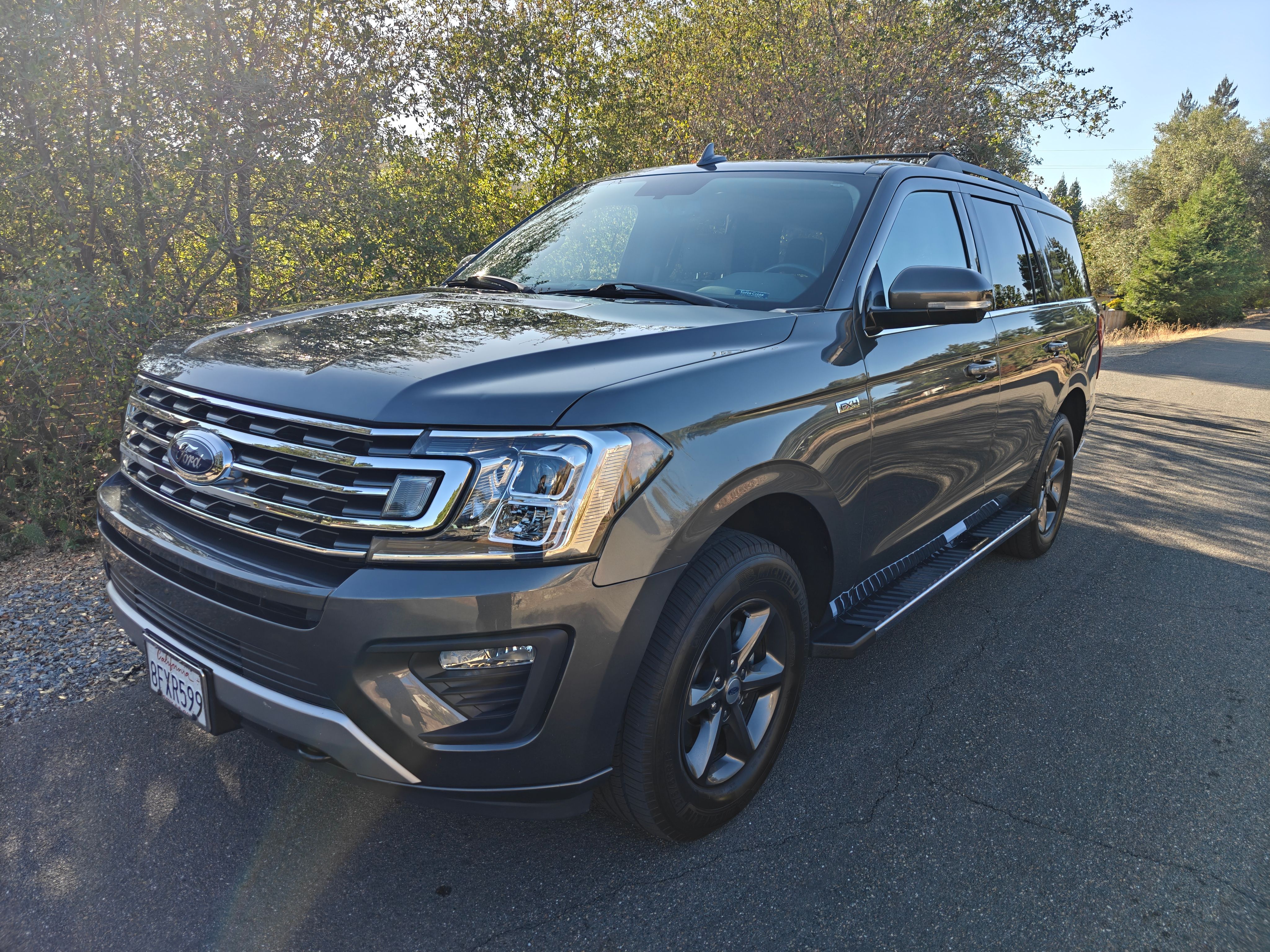 Used 2018 Ford Expedition XLT w/ Equipment Group 202A AWD/4WD image 4