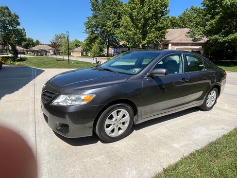 Used 2011 Toyota Camry LE w/ LE Extra-Value Pkg FWD image 9