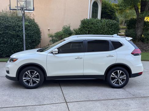 Used 2019 Nissan Rogue SV w/ Premium Package FWD image 4