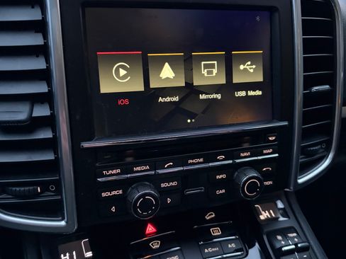 Used 2016 Porsche Cayenne S image 22