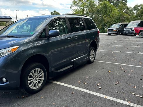 Used 2017 Toyota Sienna XLE image 2