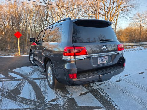 Used 2018 Toyota Land Cruiser Sport Utility 4D w/ Four Season Floor Mat Package image 9