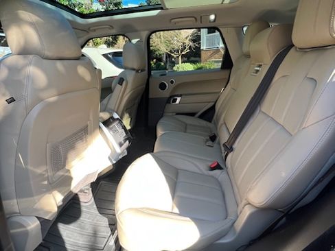 Used 2016 Land Rover Range Rover Sport SE image 15