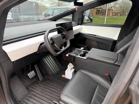 Used 2024 Tesla Cybertruck AWD Crew Cab image 6