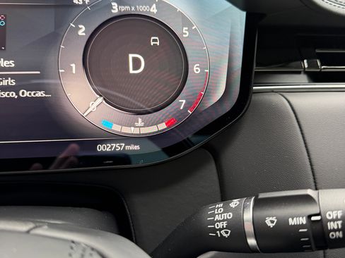 Used 2025 Land Rover Range Rover SE image 12