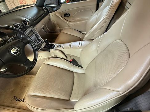 Used 2004 MAZDA MX-5 Miata LS image 4