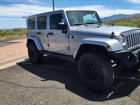 Used 2018 Jeep Wrangler Unlimited Sahara w/ Connectivity Group AWD/4WD image 9