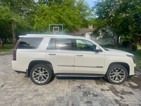 Used 2019 Cadillac Escalade Premium Luxury AWD/4WD image 2