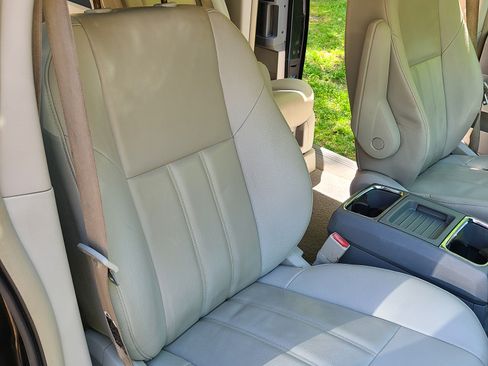 Used 2008 Chrysler Town & Country Touring image 14