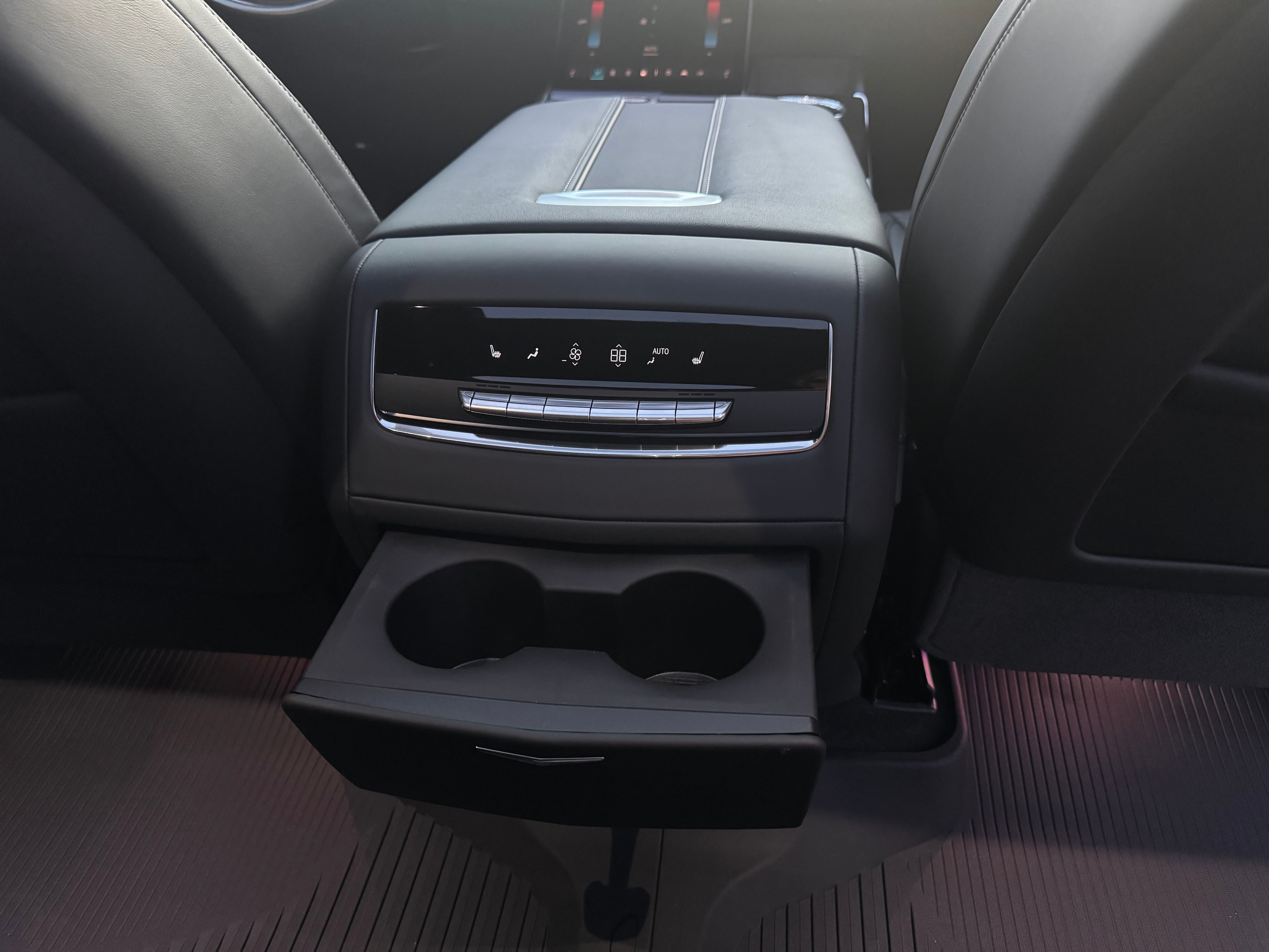 Used 2025 Cadillac Escalade ESV Sport Platinum w/ LPO, ONYX Package AWD/4WD image 6