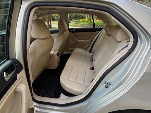 Used 2010 Volkswagen Jetta TDI image 8