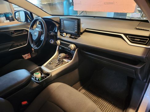 Used 2019 Toyota RAV4 LE image 8