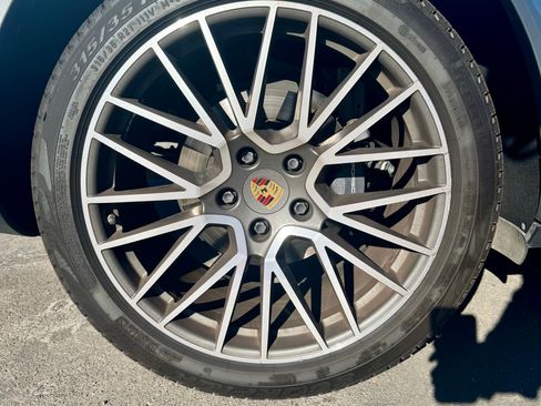 Used 2020 Porsche Cayenne image 6