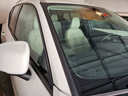 Used 2022 Volvo XC40 T5 Momentum image 12