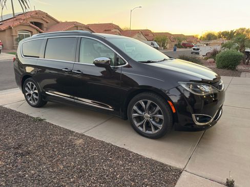 Used 2017 Chrysler Pacifica Limited w/ Tire & Wheel Group image 5