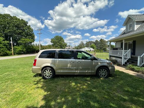 Used 2014 Chrysler Town & Country Touring FWD image 4