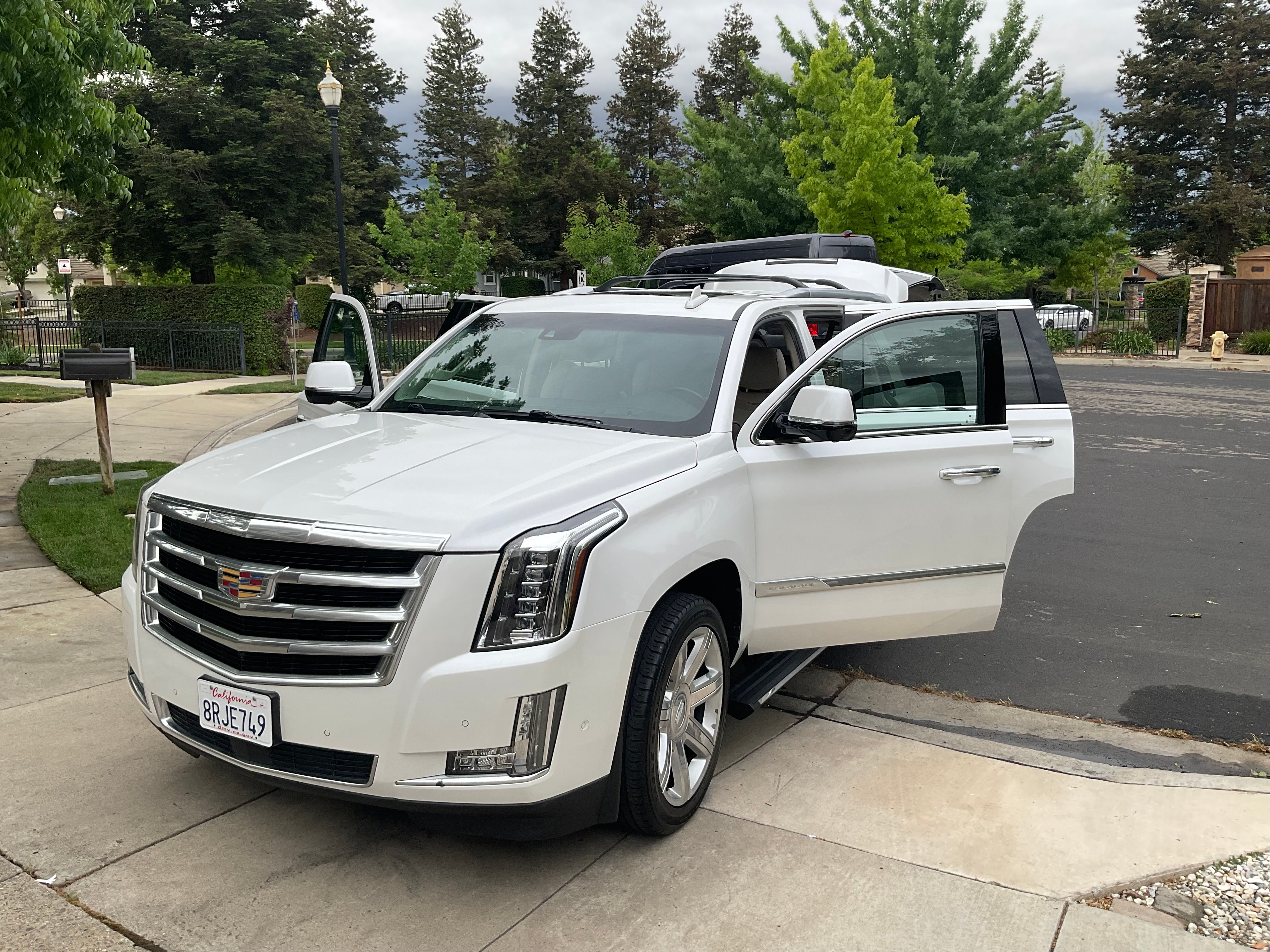 Used 2017 Cadillac Escalade Premium Luxury AWD/4WD image 14
