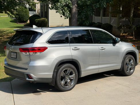 Used 2017 Toyota Highlander Limited Platinum AWD/4WD image 2