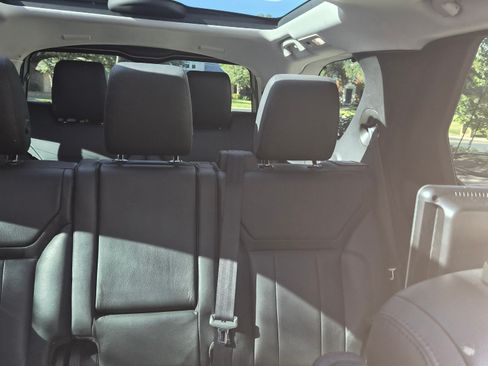 Used 2018 Land Rover Discovery SE image 24