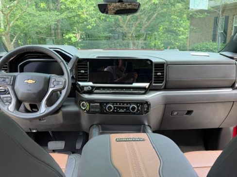 Used 2025 Chevrolet Silverado 2500 High Country w/ Technology Package AWD/4WD image 9
