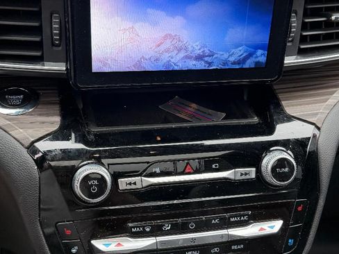 Used 2022 Ford Explorer Limited w/ Equipment Group 301A AWD/4WD image 12