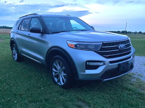 Used 2023 Ford Explorer XLT w/ Equipment Group 202A AWD/4WD image 2