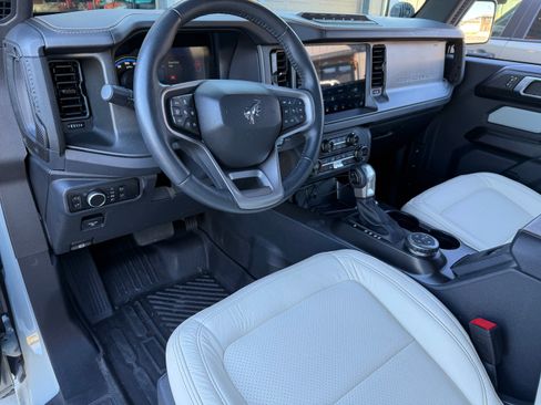 Used 2024 Ford Bronco Badlands image 8